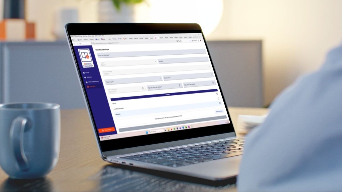 Homme sur un ordinateur